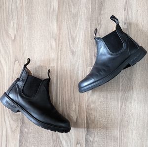 Black blundstones boots us 6